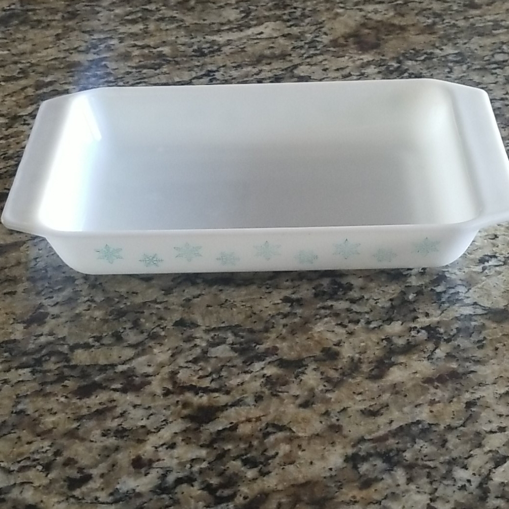 Pyrex 1 1/4 qt snowflake